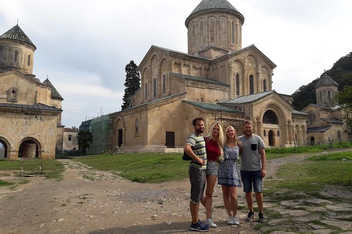 grupp inimesi seisab vana hoone ees