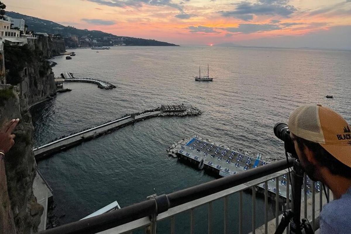 un bărbat care fotografiază o mare întindere de apă