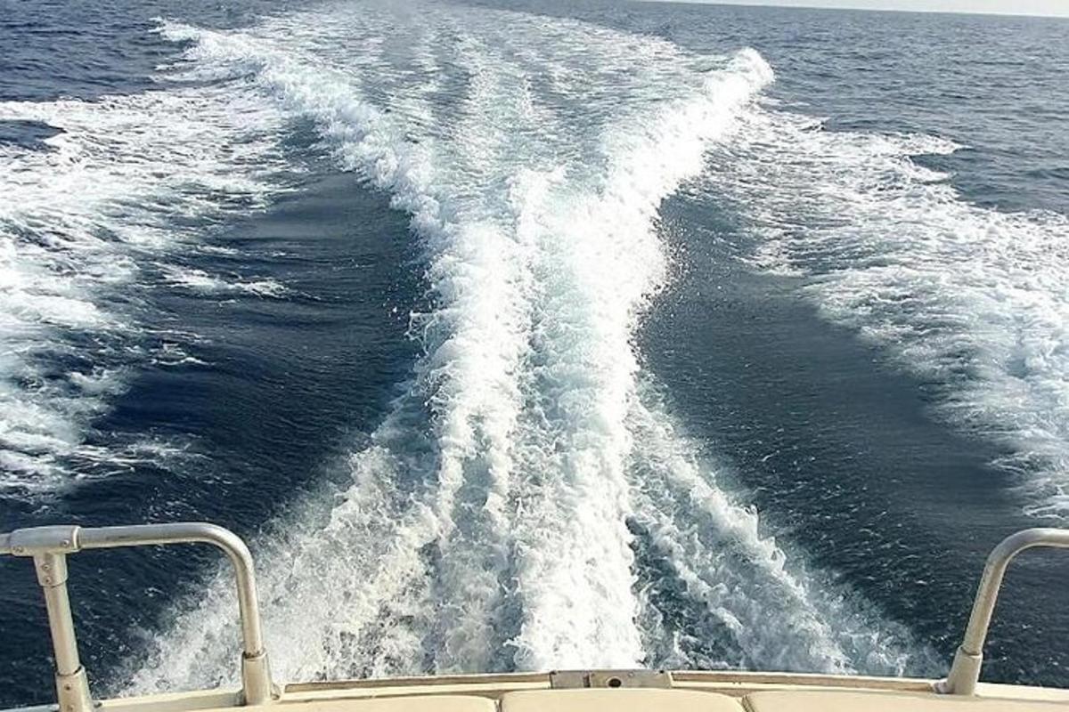 μια βάρκα αφήνει ίχνη στο νερό