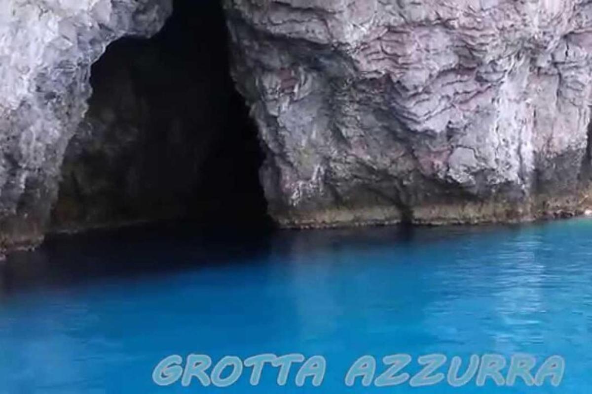 jeskyně s modrou vodou před ní