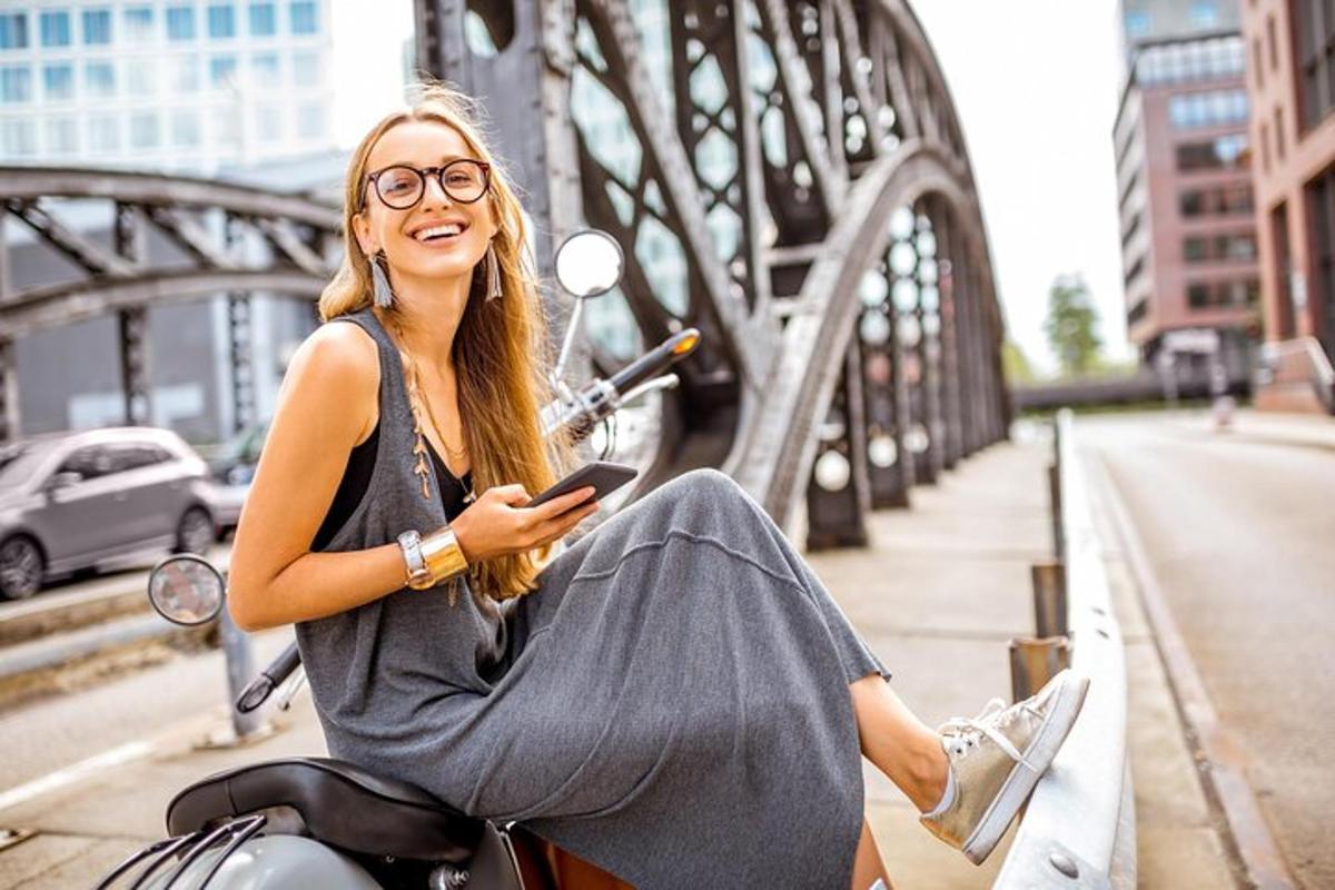 een vrouw zittend op een scooter op een brug