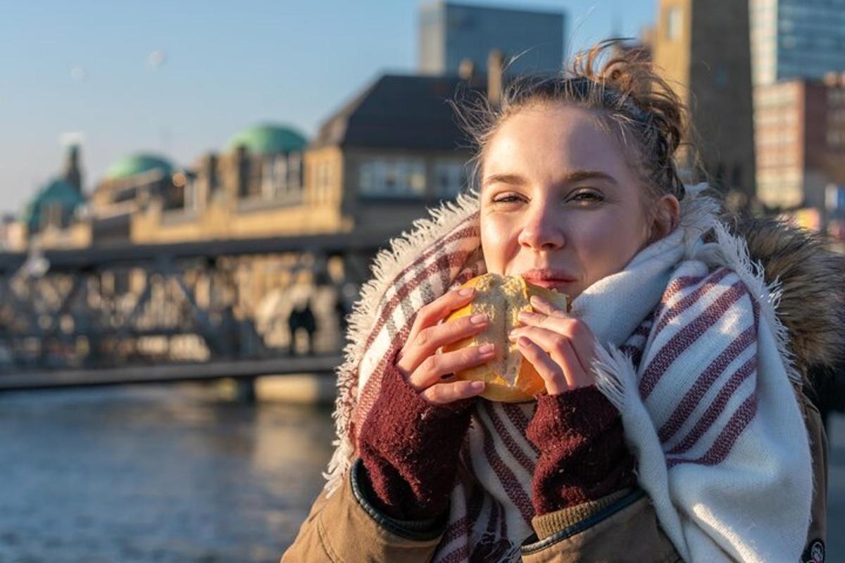 o femeie care mănâncă o gogoașă în fața unui râu