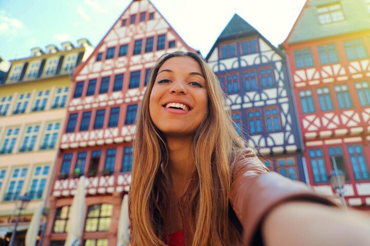 žena stojící před skupinou budov