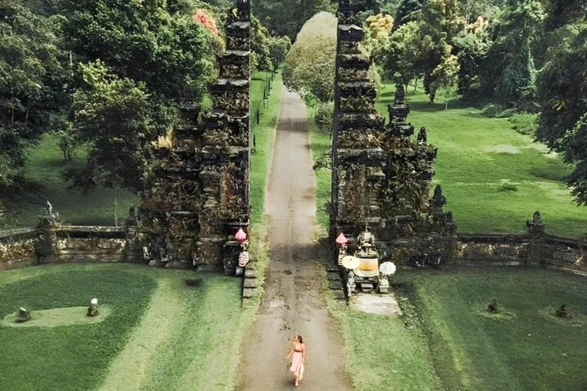 vista aèria d'un temple en un parc