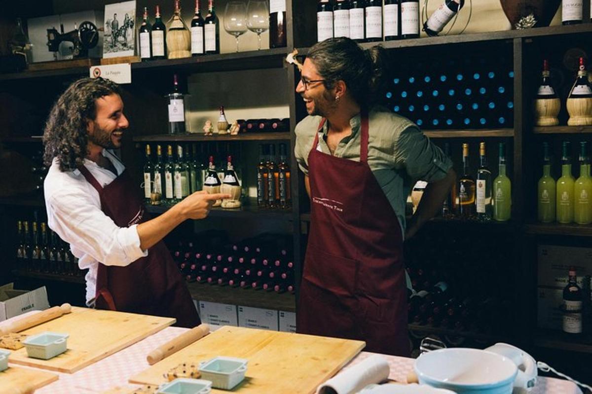 dos homes estan drets en un bar amb un cambrer