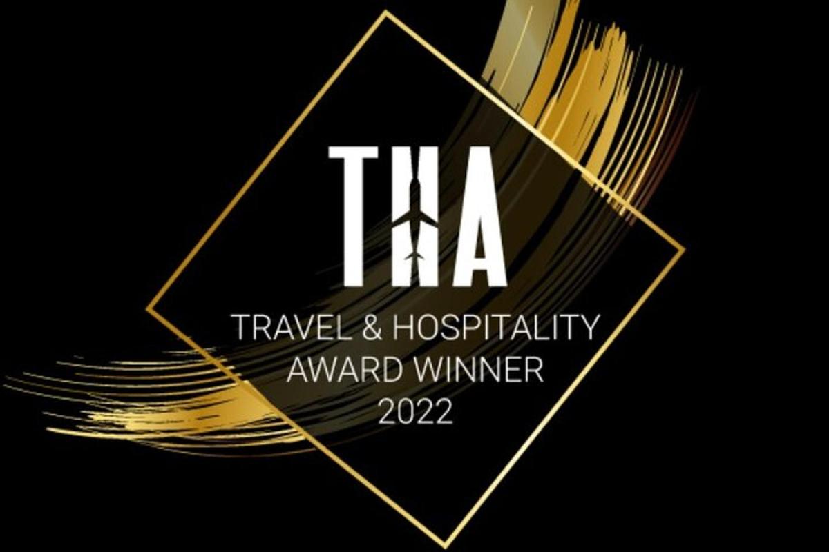 un invito nero e oro a un vincitore di un premio di viaggio e ospitalità