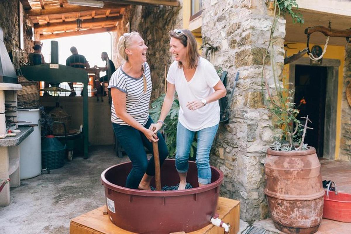 zwei Frauen stehen in einem großen Topf