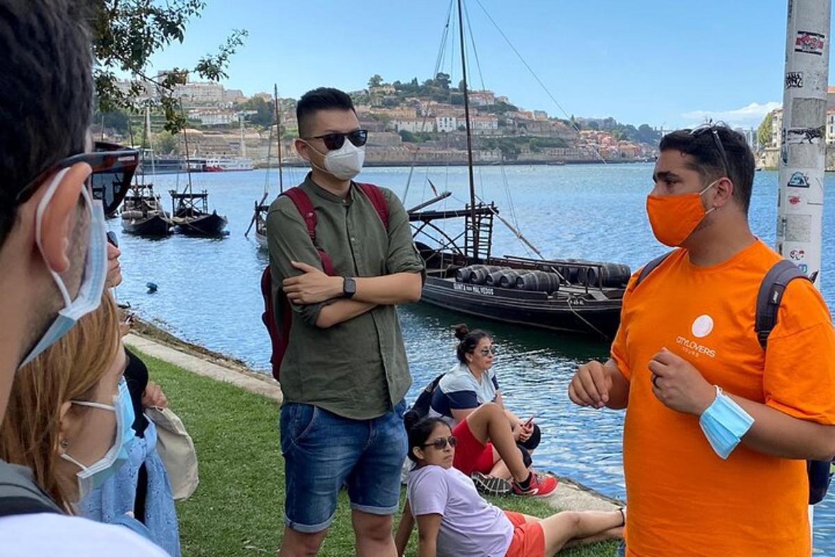 egy csoport ember arcmaszkot visel egy víztest közelében