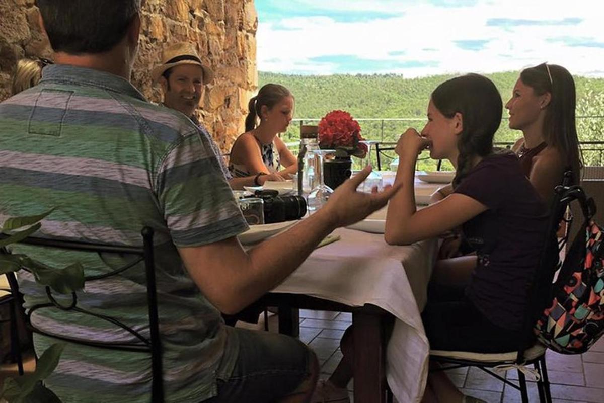 Un grupo de personas sentadas en una mesa comiendo
