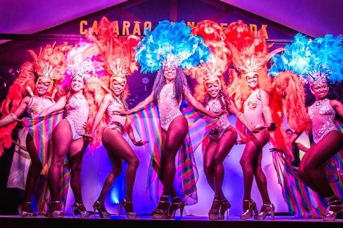 un gruppo di donne in costume su un palco