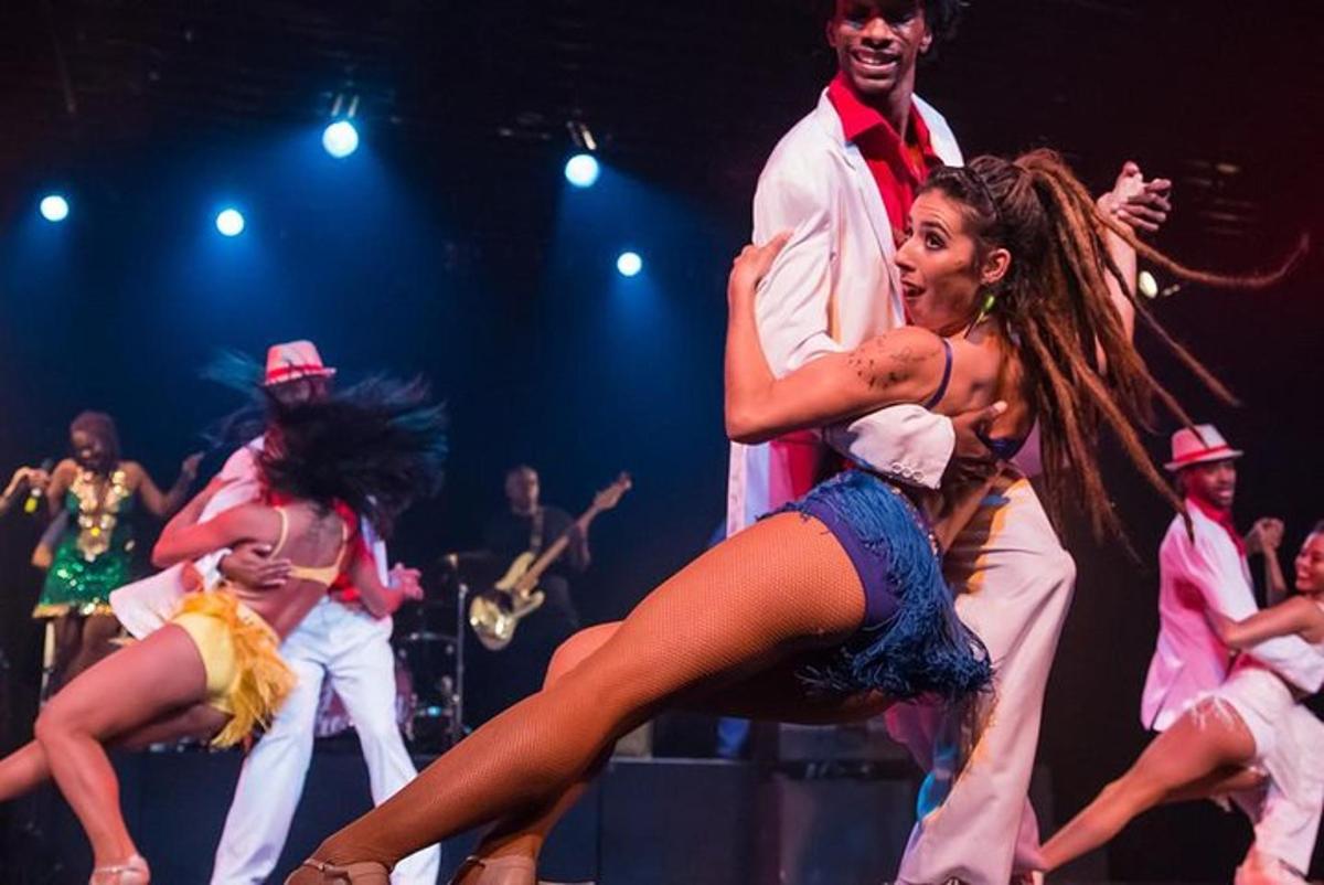 un gruppo di persone che ballano su un palco