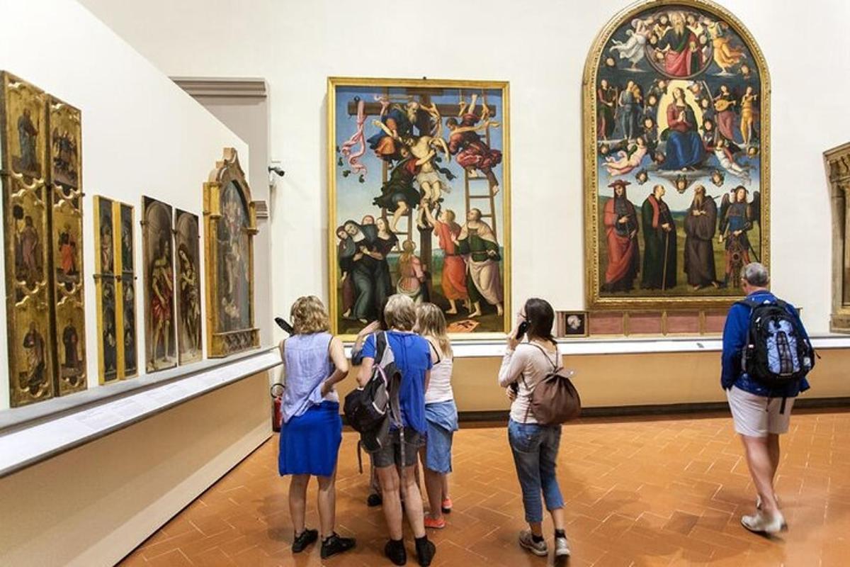 un grup de persones mirant una pintura en un museu