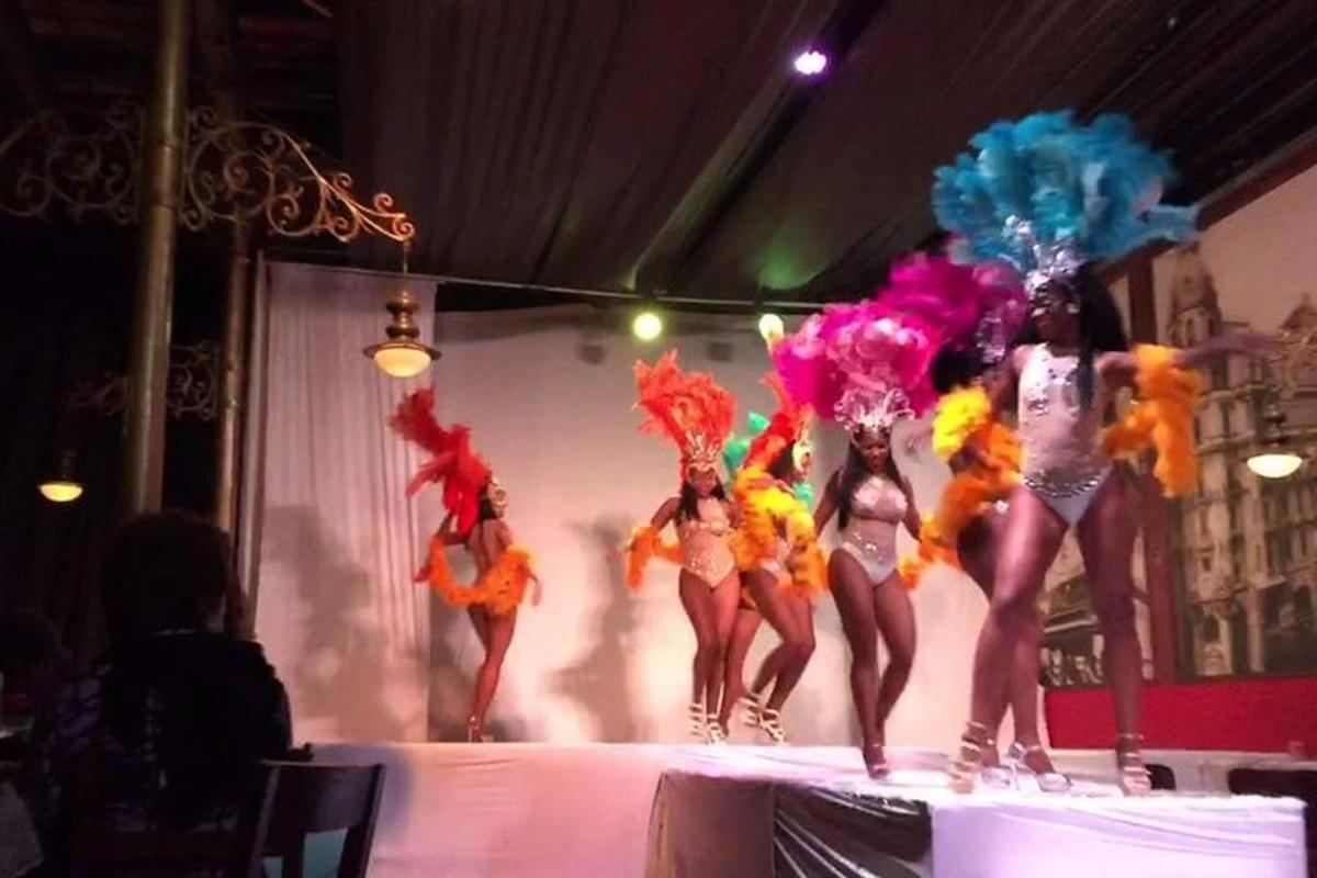 un gruppo di donne in costume su un palco