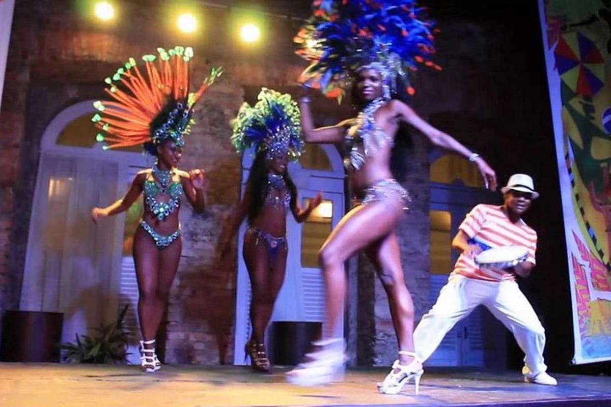 un gruppo di donne che si esibiscono su un palco senza