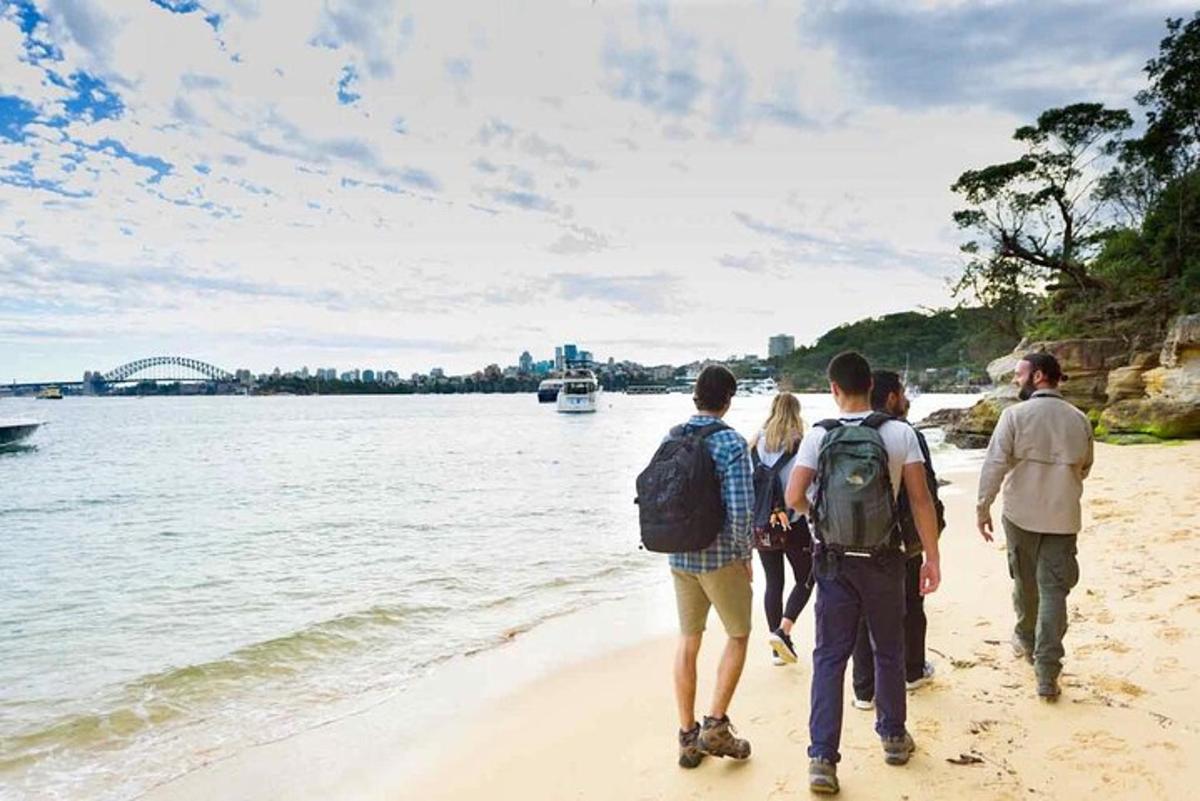 un gruppo di persone che camminano sulla spiaggia