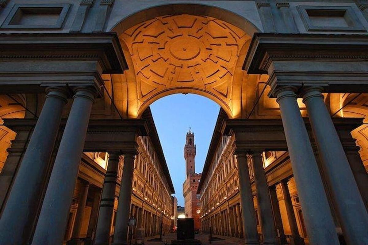 ein Gebäude mit Säulen und einem Uhrturm in der Ferne