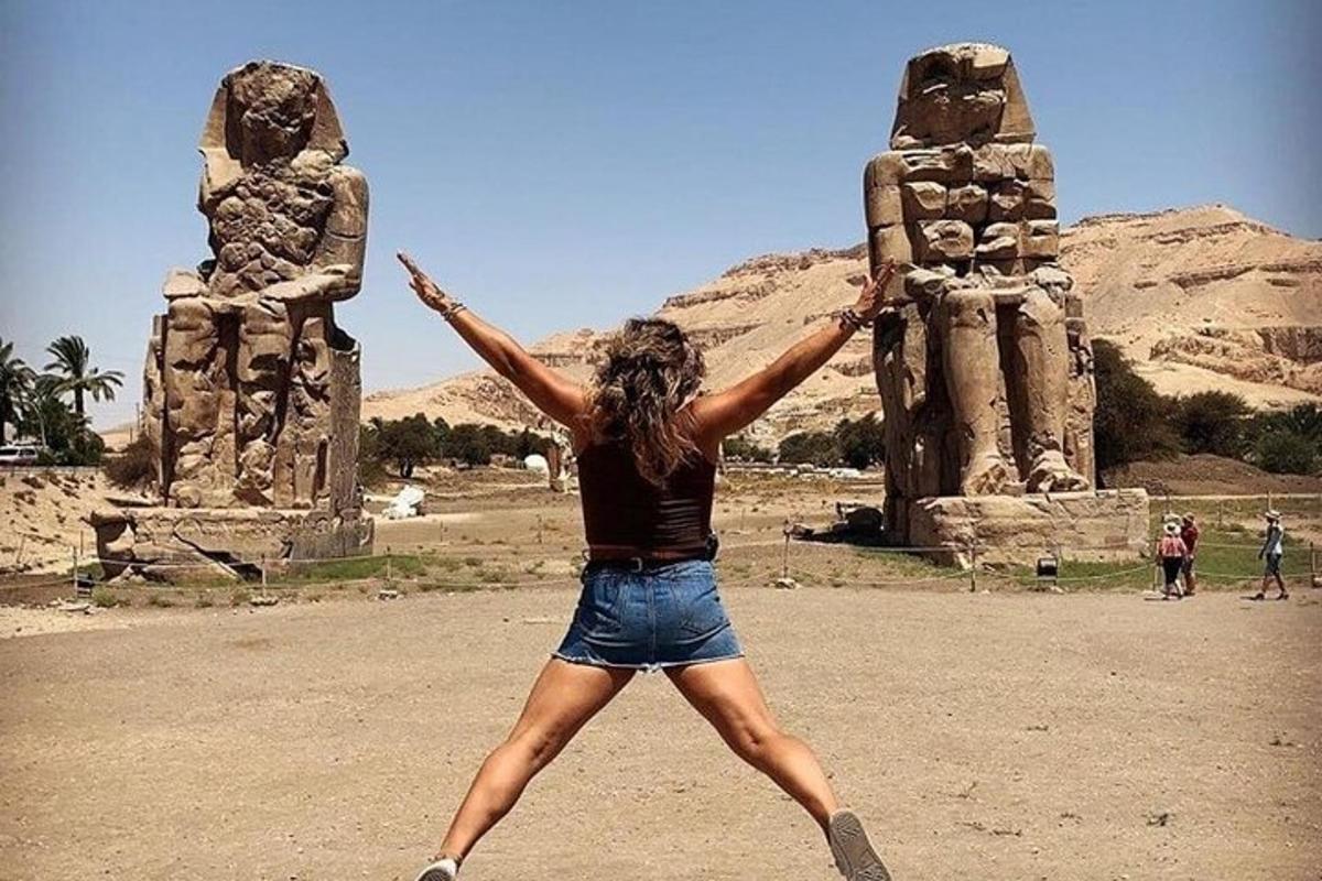 امرأة تقف أمام تمثال
