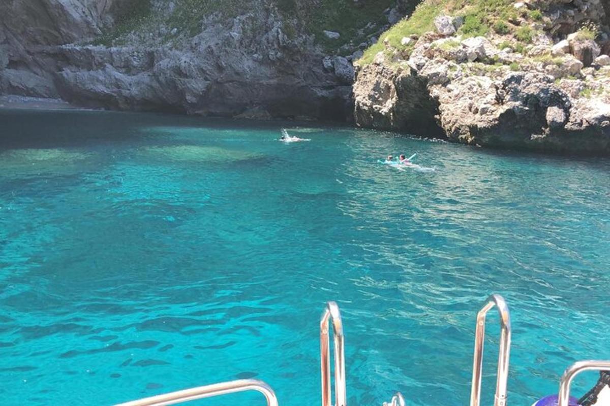 due persone sono in acqua vicino a una grotta