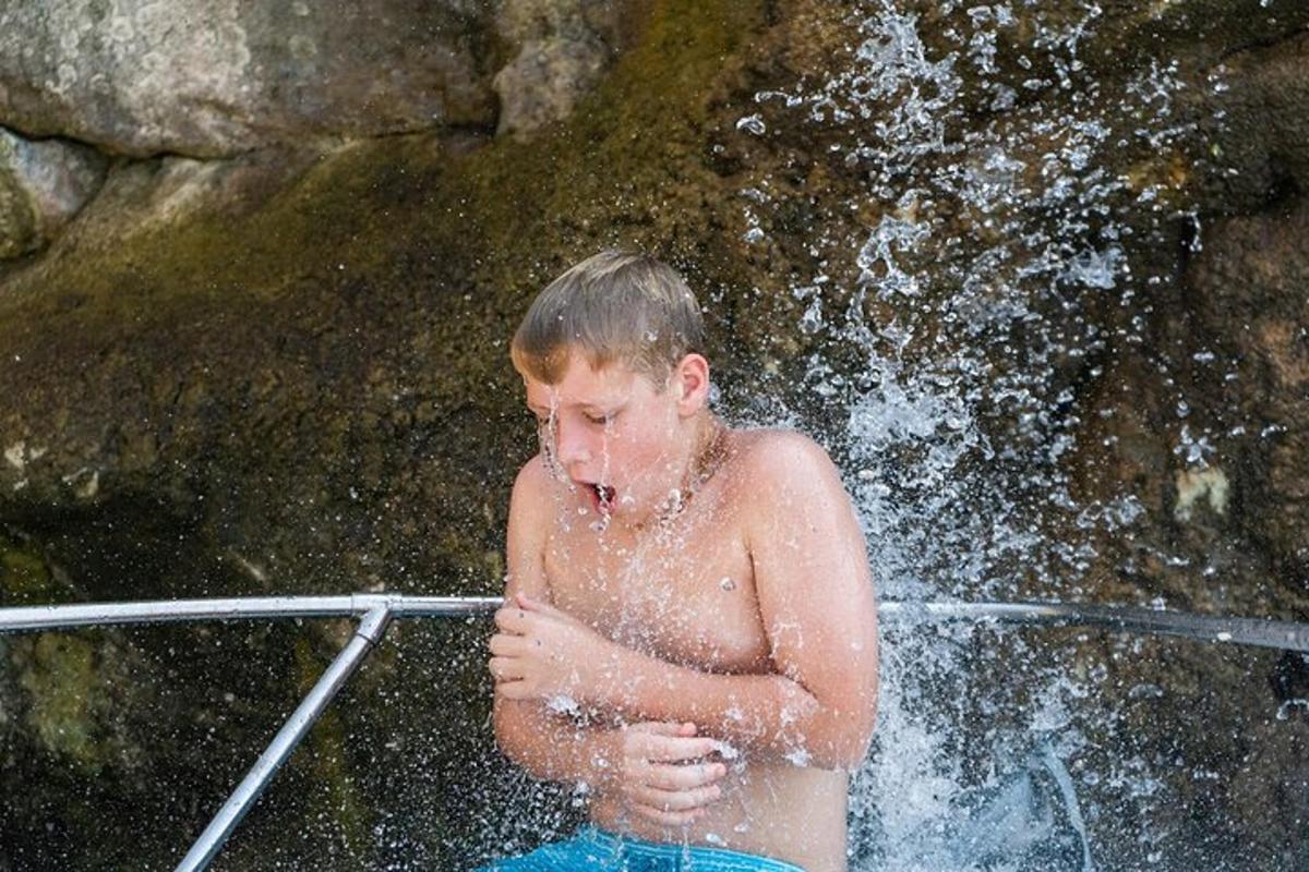 un ragazzino è in una cascata