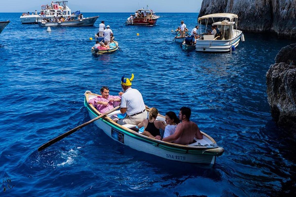 isang grupo ng mga tao sa isang bangka sa tubig