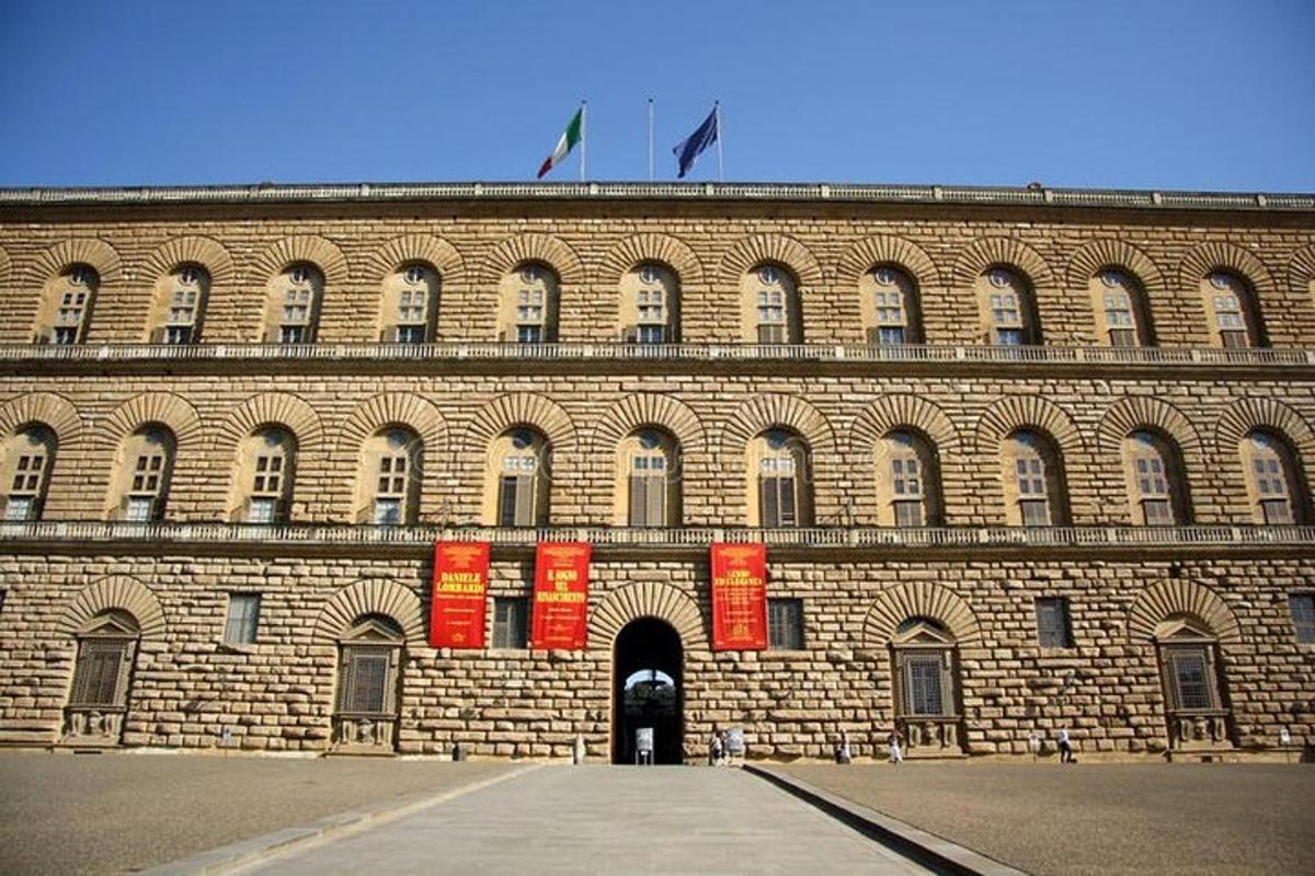 um grande edifício de tijolos com duas bandeiras no topo