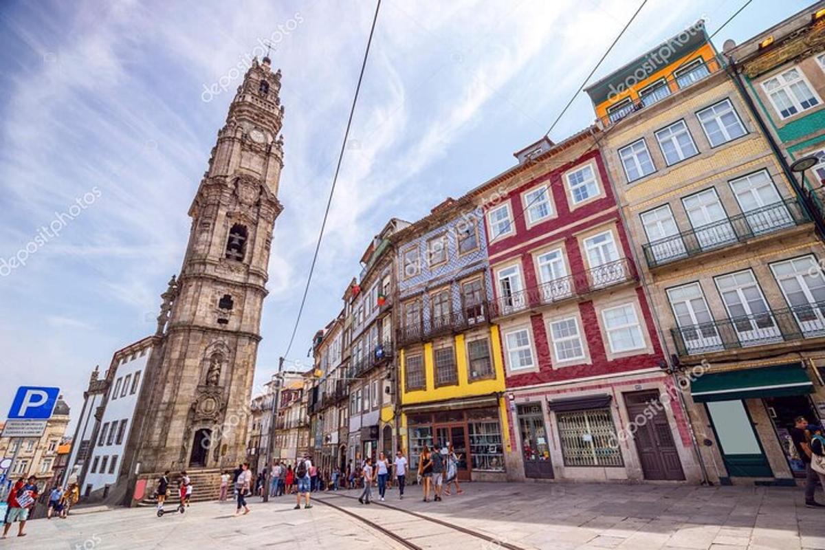 una strada cittadina con edifici e una torre dell'orologio