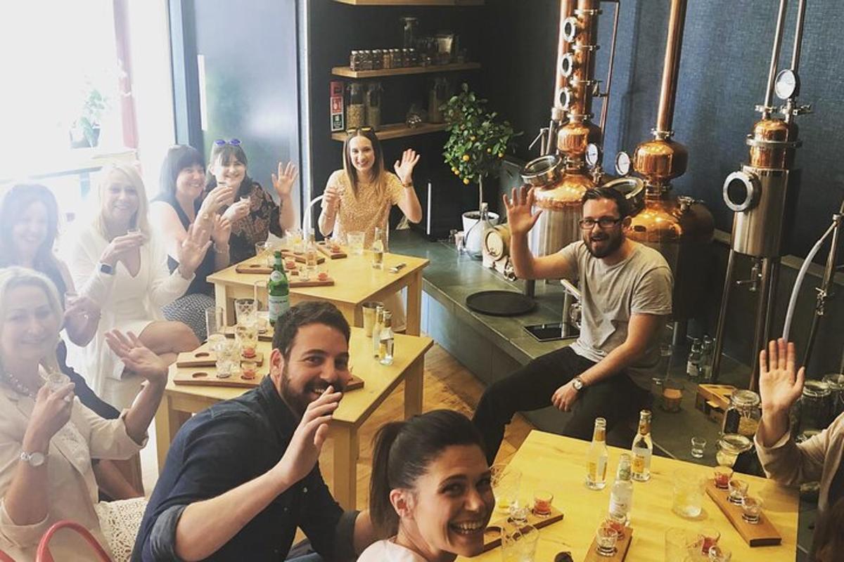 Un grupo de personas sentadas alrededor de mesas comiendo comida