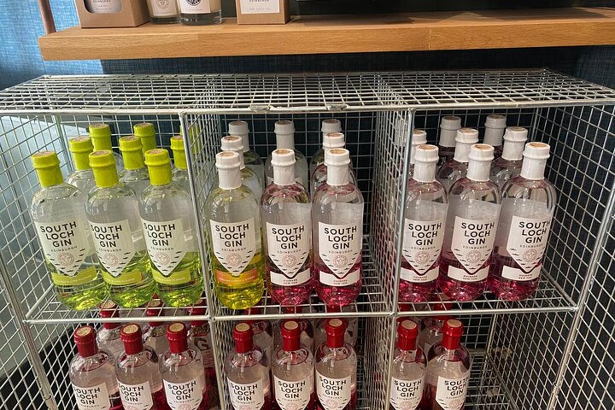 Un estante lleno de botellas de vino en un estante