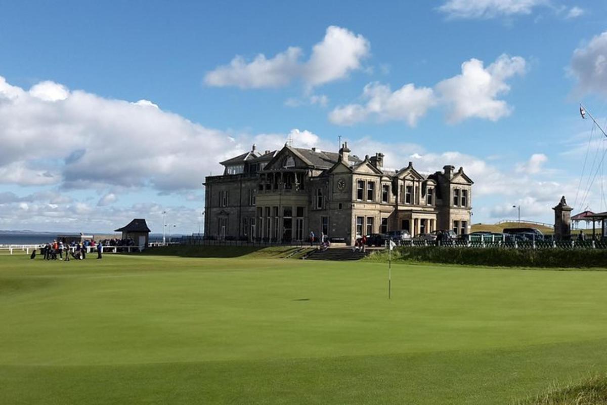 egy nagy ház egy golfpályán az óceán mellett