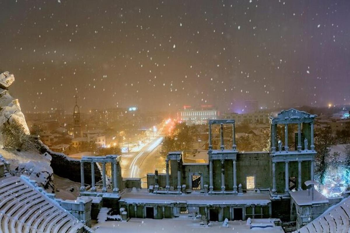 ein Blick auf eine Stadt bei Nacht im Schnee