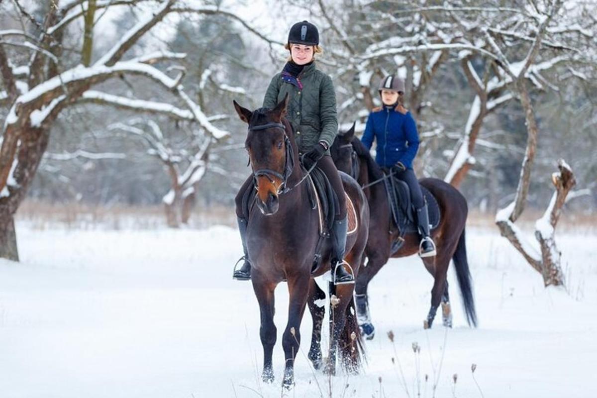 due donne a cavallo nella neve