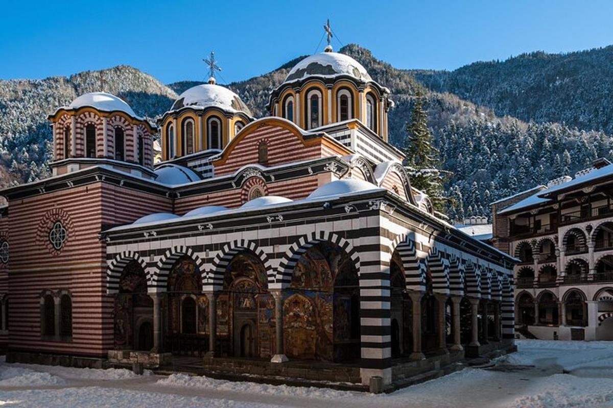 un grande edificio con delle cupole in cima