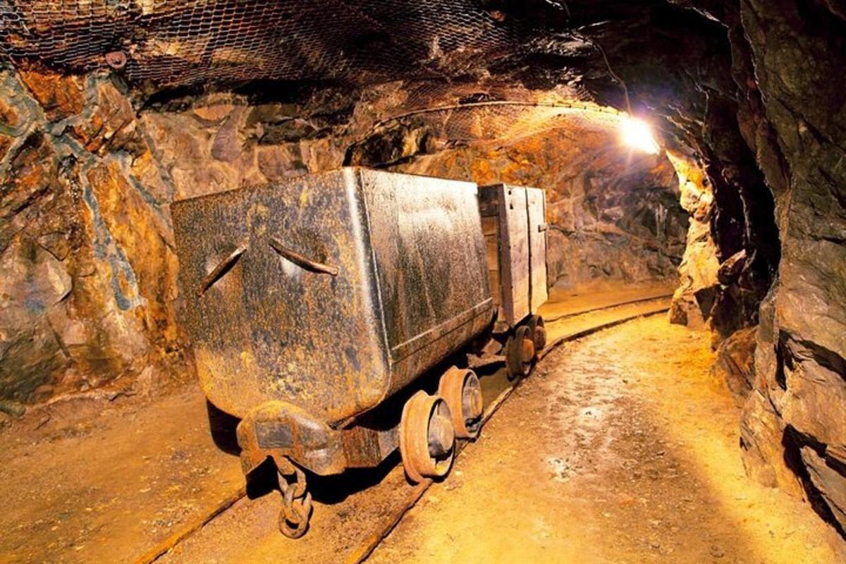 un grande oggetto metallico in una grotta