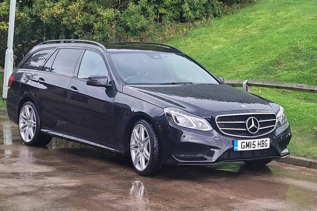 melna Mercedes Benz automašīna, kas novietota piebraucamajā ceļā