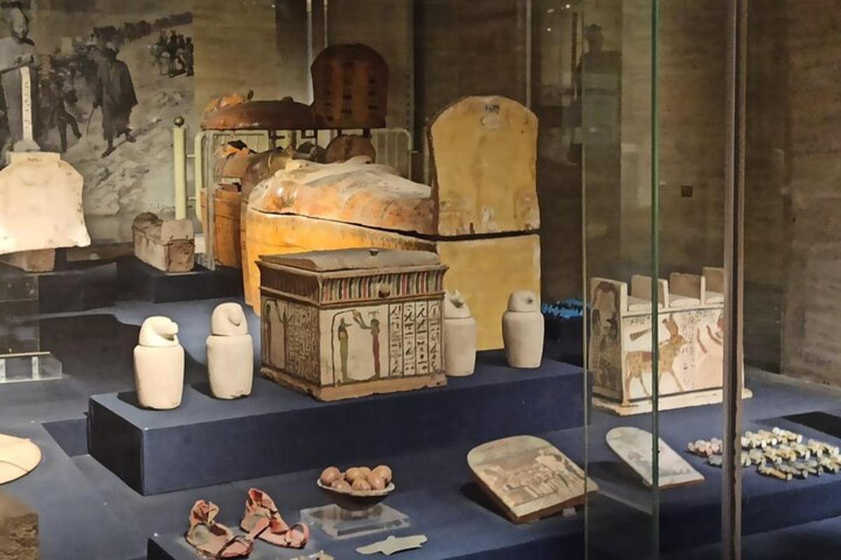 muzeja vitrīna ar izstādītiem artefaktiem