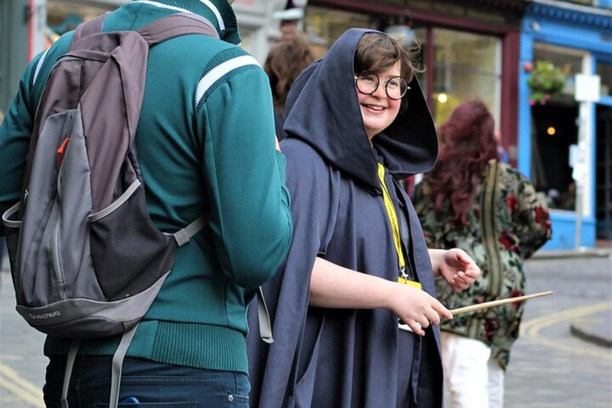 kona í hijab stendur við hlið manns með bakpoka
