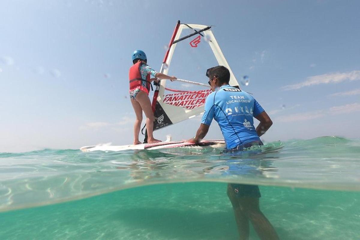 duas pessoas em uma prancha de remo no oceano