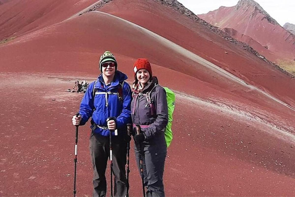 Un hombre y una mujer de pie frente a una montaña