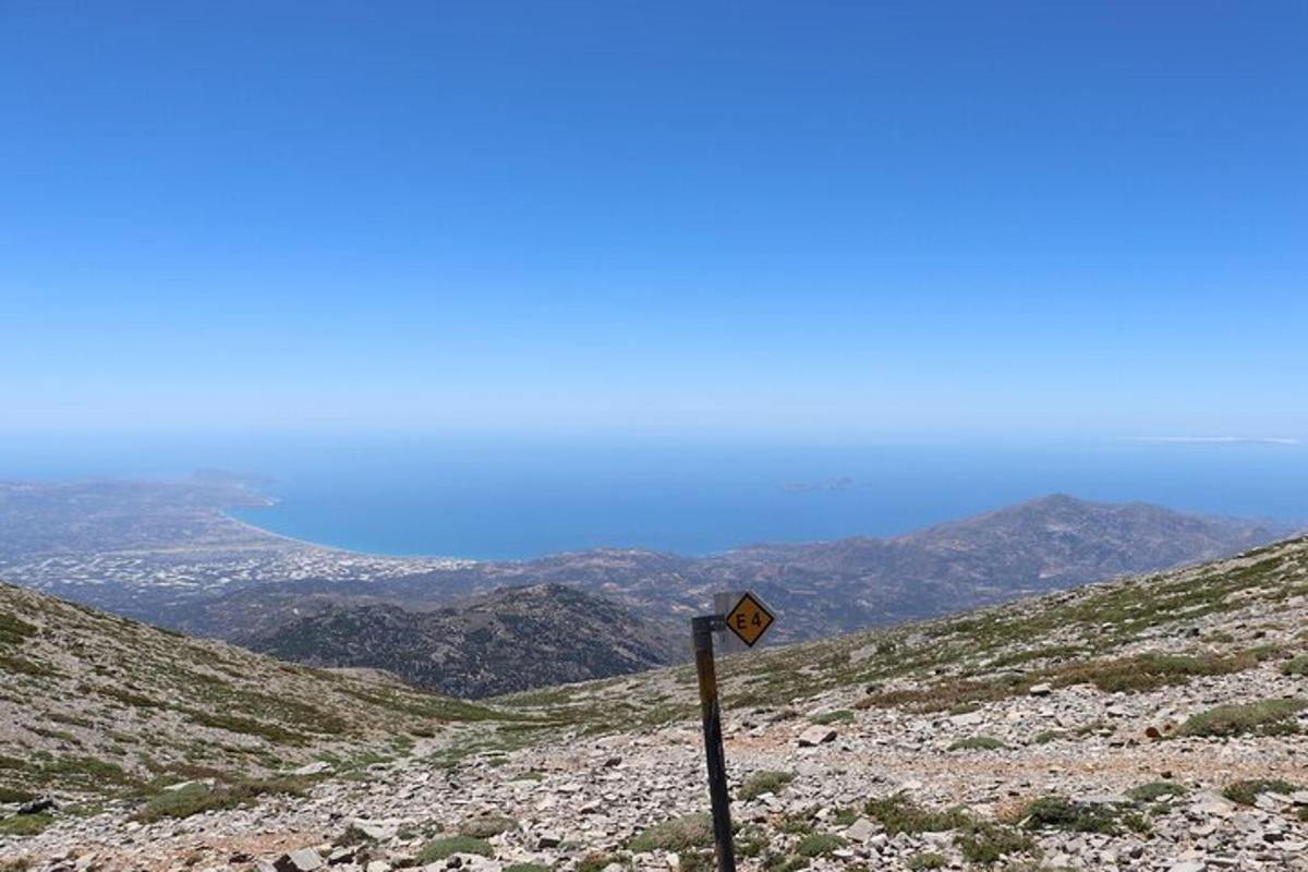 un cartel en la ladera de una montaña