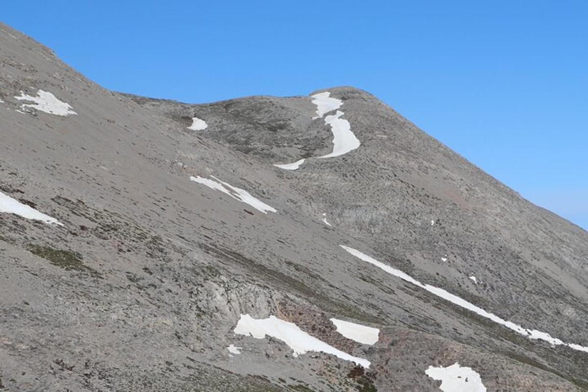 Una montaña con nieve en la ladera