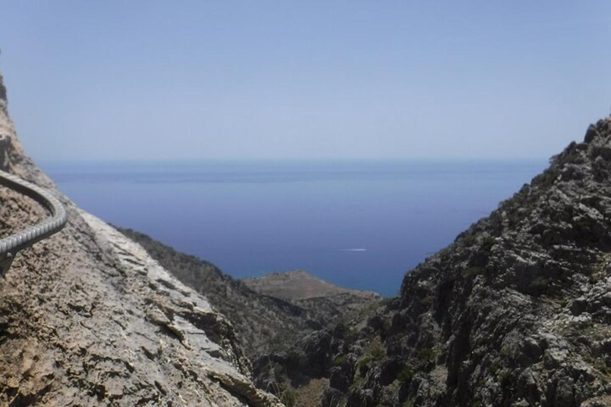 una vista de l'oceà des d'una muntanya
