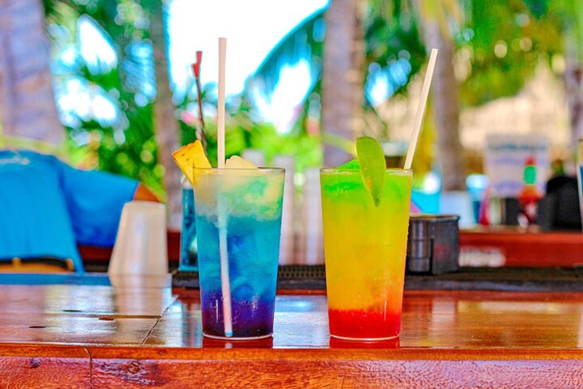ba ly cocktail đặt trên một chiếc bàn gỗ