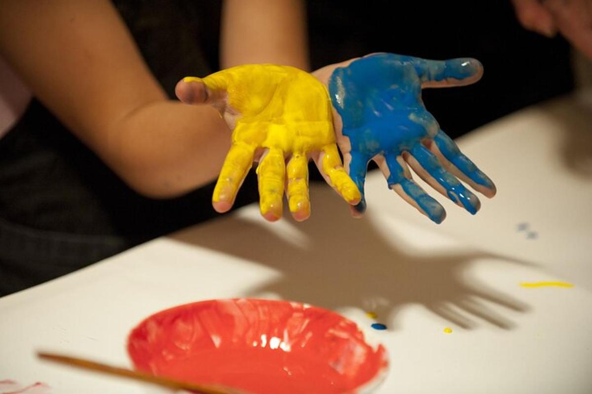 dalawang kamay na may pintura sa ibabaw ng mesa