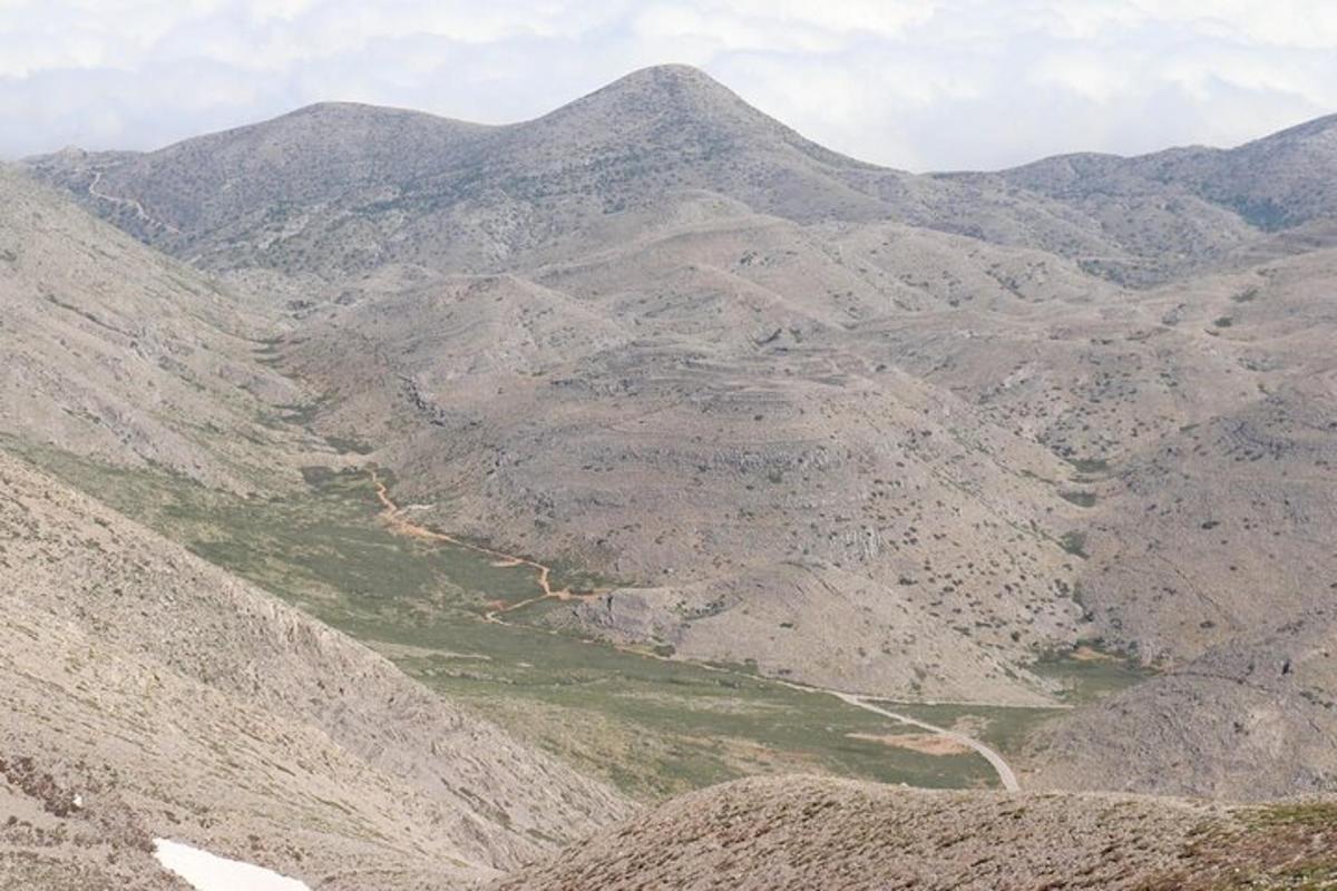 Una vista aérea de un valle de montaña con una carretera.