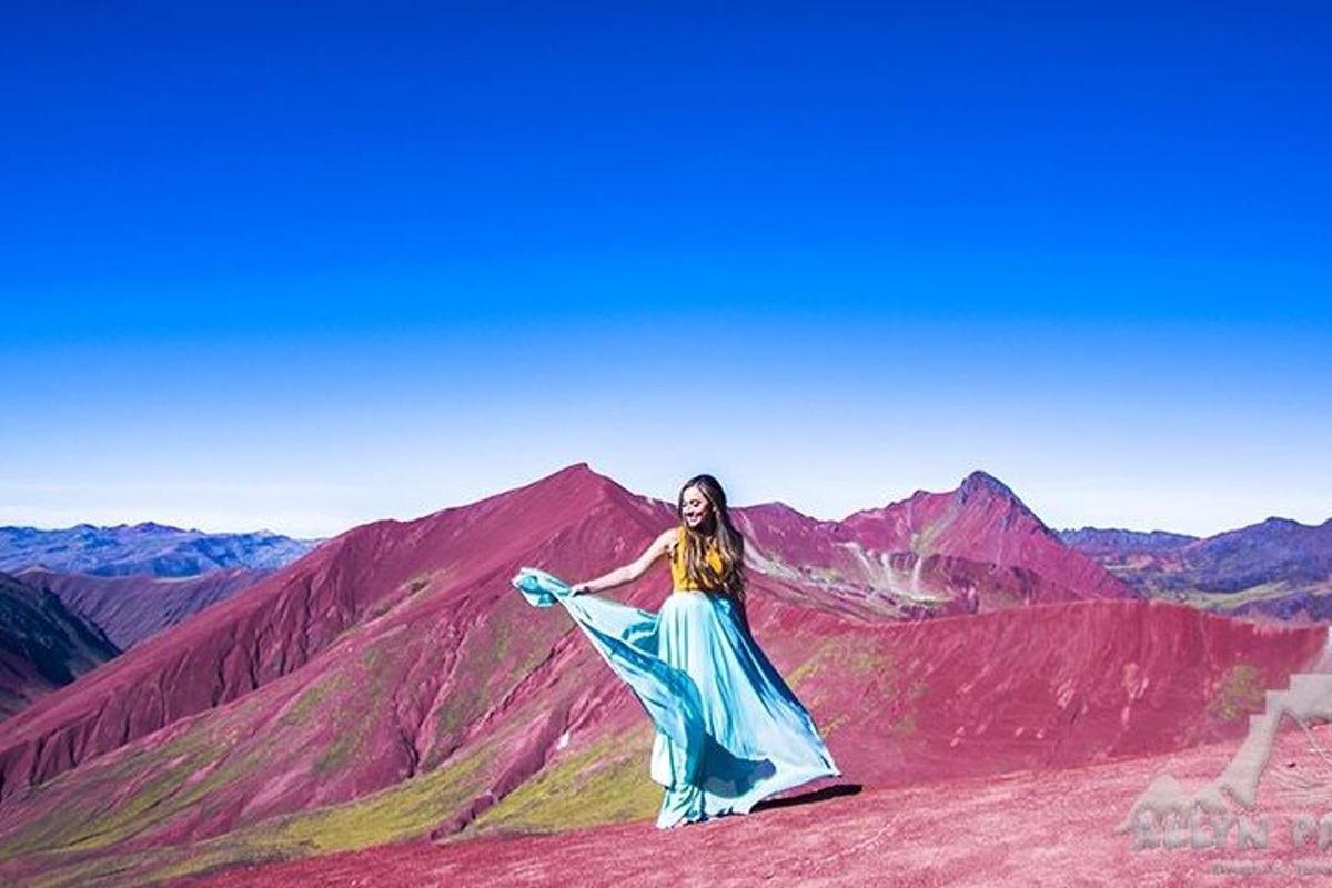 una mujer parada en la cima de una montaña
