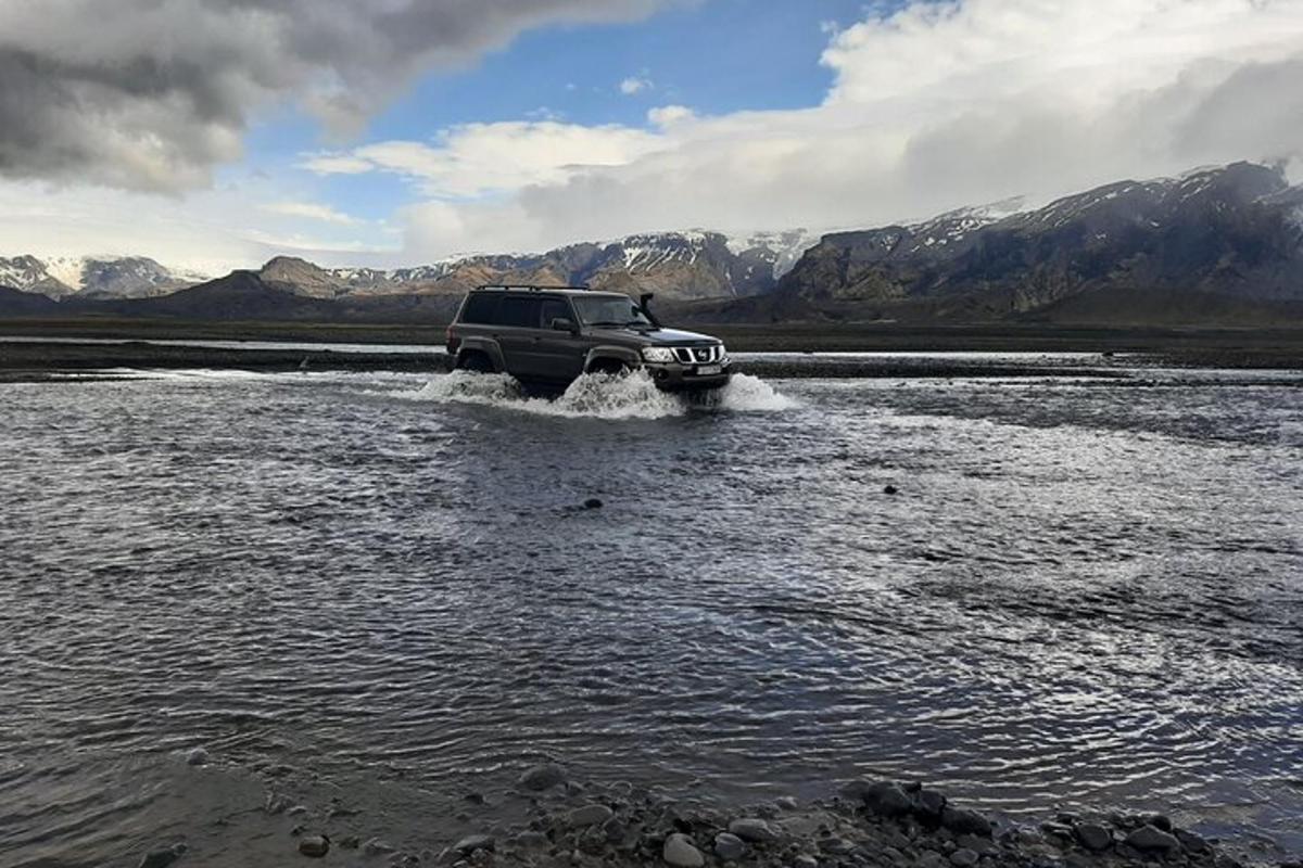 ein LKW, der durch einen Fluss im Wasser fährt