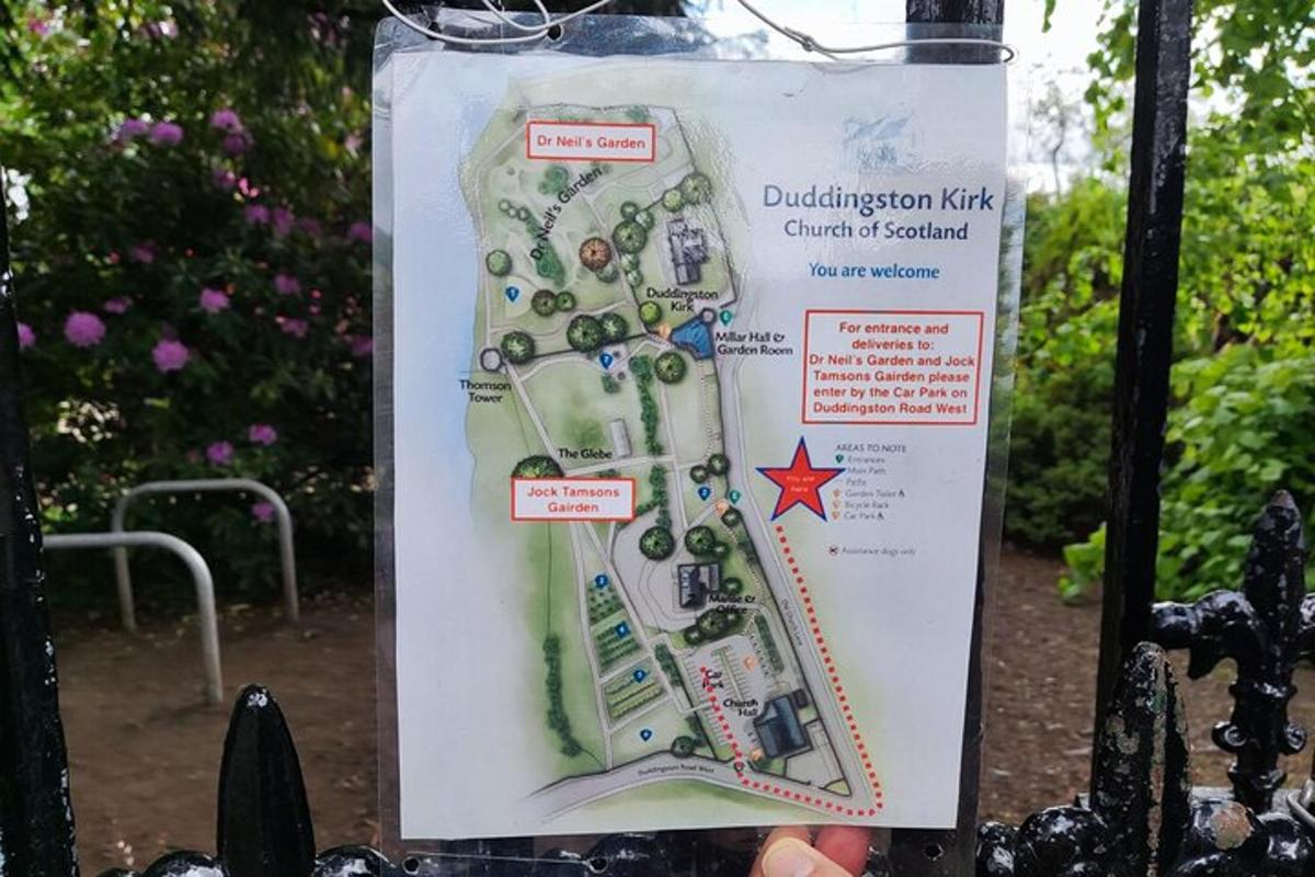 una persona che tiene in mano un cartello con la mappa di un parco