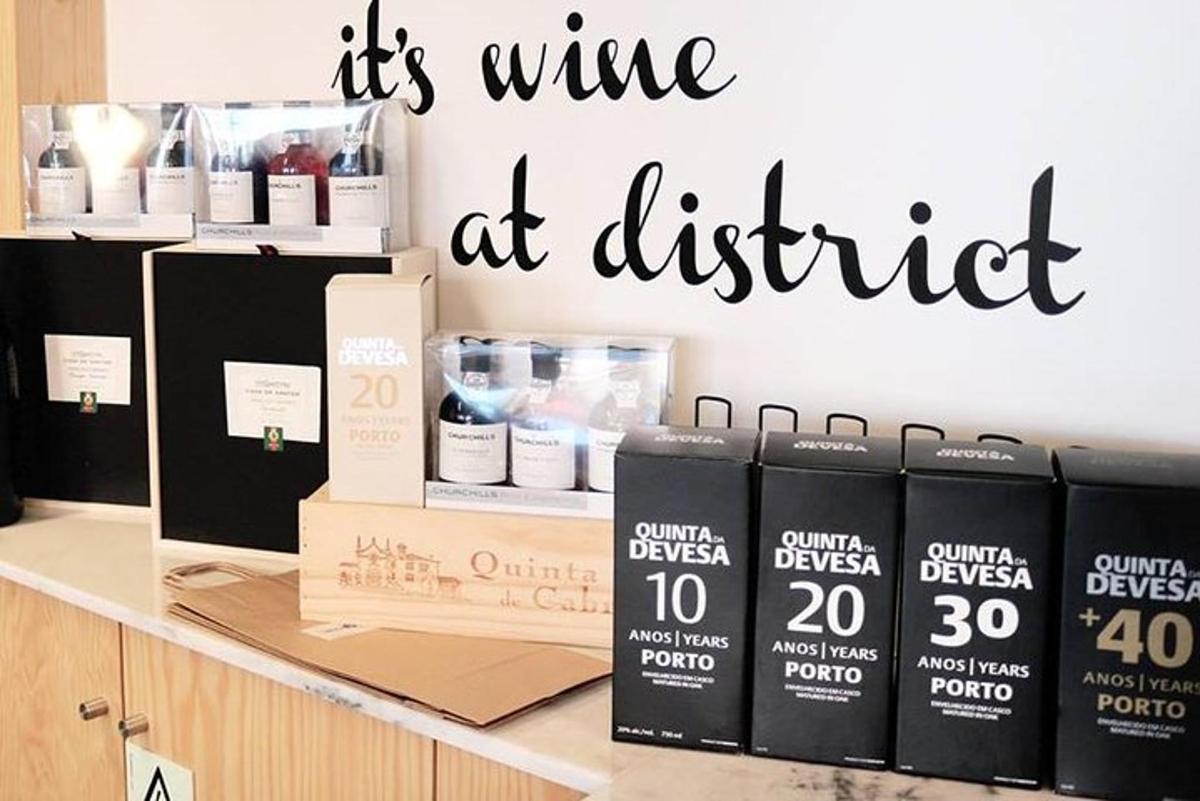 un rètol que llegeix el seu vi al districte amb llibres en un taulell