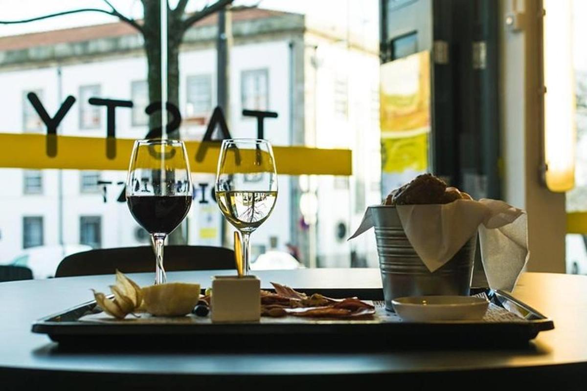 miza z dvema kozarcema vina in krožnikom hrane