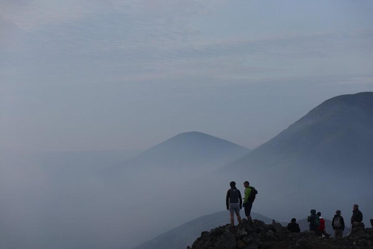 un gruppo di persone in piedi sulla cima di una montagna